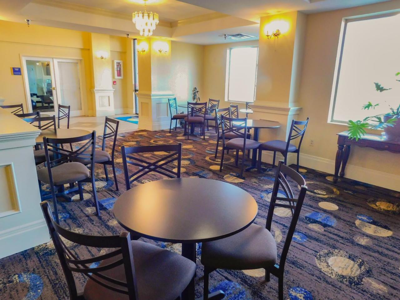 Days Inn & Suites By Wyndham Pocahontas Экстерьер фото